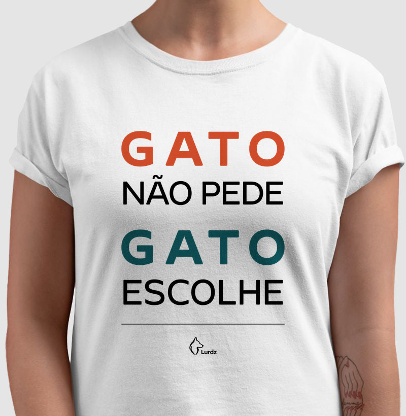 Camiseta Adulto Gato não pede Gato Escolhe
